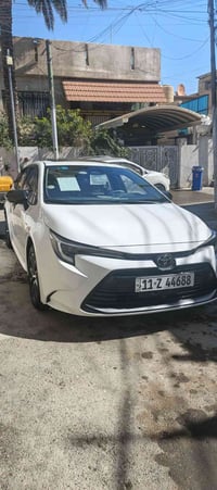 البيع كورلا موديل ٢٥ زيرو أربع كمرات  داخل أحمر كشنات كهربائي فوووووول...