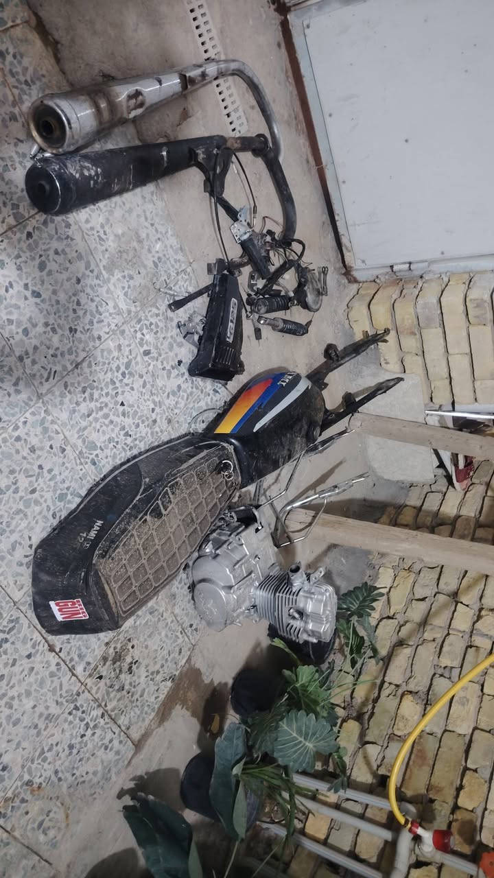 غراضه ومكينه طافيه ما ادري شبيها والباقي كله نضيف السعر ١٠٠ كلهن قفل تانكي جديه كشن ماشه دبلات صالنصات ٢ ستان نص بدلاات طبله مال بريك كابريتر وزنجيل صفاحيه قمجيات ١٠٠ قفل اله ربع ما يصيرن ***********
