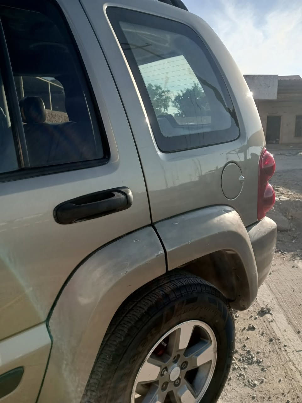 السلام عليكم.
جيب لبرتـي . 
2007.
رقم بغداد دولي.
ظرر صبغ جاملغ امامي فقط.
محرك 3700.
تحكم ستيررن.
شاشه كامره.
كير محرك شرط.
صدر تايرات جدد .
مكانها صلاح الدين بيجي.
للاستفسار اتصال .
‏‪***********‬‏
