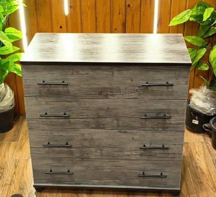 جزامة ✨
او ادرور✨
او ميز جرارات ✨
كلشي يرهم 🥰

✨عرض متر
✨ارتفاع 80 ماعدا الارجل 
✨4 جرارات

#السعر 150
الالوان حسب الطلب


**إذا كنت صاحب هذا الإعلان وتريد حذفه لأي سبب، رجاءا أرسل رسالة إلى الدعم الفني**