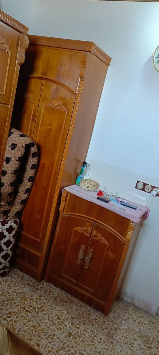 غرفة اخشاب 5ابواب للبيع
نضيفة فول بس بيه عيب الصفرة مال تخت مخسوفة 
الخشب نضيف مابي شي مستخدمه قليل 
مكان حي سومر 112
السعر 750بيه مجال للشراي 
تواصل ***********
