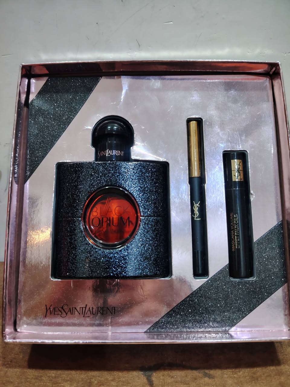 Black Opium Yves Saint Laurent (SET)
بلاك اوبيوم سيت
حجم 50 مل
مسكارا
وقلم تحديد عيون
اصدار العطر 2019 🔥 🔥
السعر 115 الف 🔥


**إذا كنت صاحب هذا الإعلان وتريد حذفه لأي سبب، رجاءا أرسل رسالة إلى الدعم الفني**