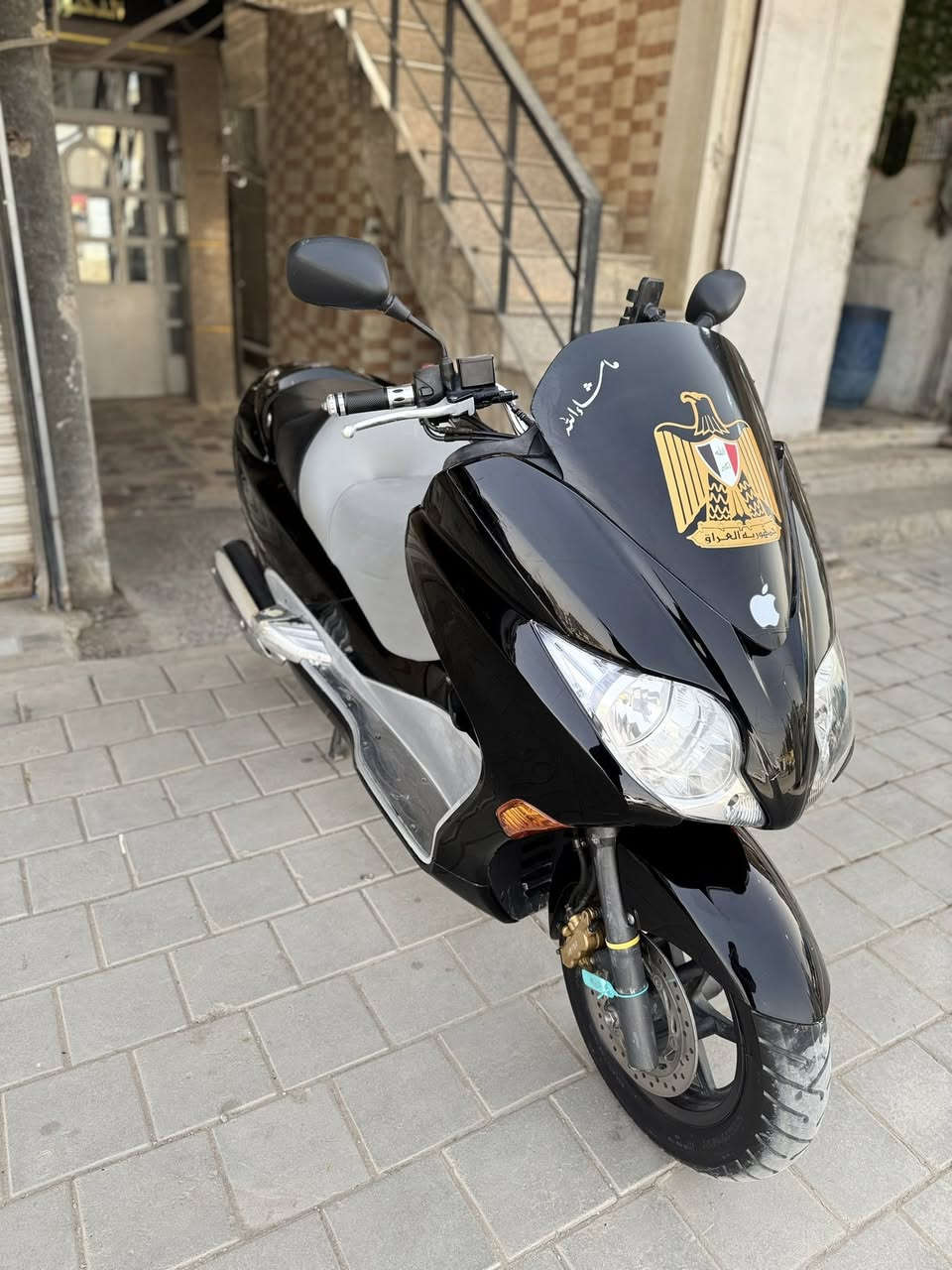 السلام عليكم فورزه 010 MF كرستال
ألون / اسود ملكي والداخل رصاصي 

S7

خمس تحويلات
  
D/S/A/M/S7

منضومه زنون اصليه 

تايرات تخم جديد 

منضومه سماعات jbl اصليه 

المحرك برغي ممفتوح وكهربائيات كله شغال ومملعوب بيهن 

ستاند حساس 

كلوب جنطه 

دواسات نيكل ناري 

عليه ادامه كلجات وقايش 

بانزين محسن ودهن eurol الأصلي 

محرك ابيضّ 

حامله مبايل 

كتلوك وعده مال شركه 

ماشيه 36 ألف حقيقي 

الدراجه بيدي منزلها من الرمبه ومصروف عليها 
تأخذها فلس مذب عليها 

السعر 15 ورقه وبيها مجال للطيبين 

العنوان / بغداد / الأمين الثانيه 

الرقم / ***********
