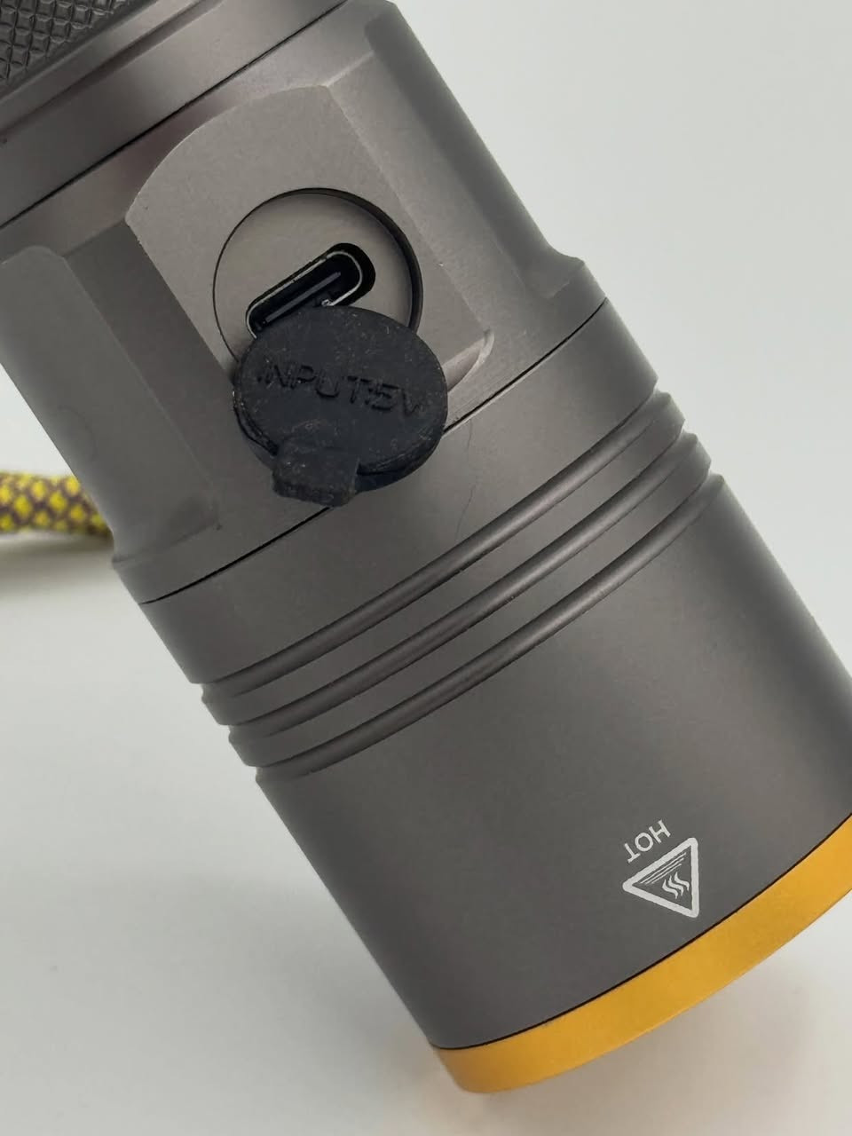 الخيار الأمثل لهواة التخييم، التسلق، وأصحاب المزارع!
• ✅ المدى: يصل إلى 1000 متر (1 كيلومتر) بإضاءة ليزرية مركزة.
• ✅ قوة الإضاءة: تصل إلى 1200 Lumens (بيضاء وقوية جداً).
• ✅ البطارية: نوع 26650 ضخمة بسعة 4800mAh (تدوم طويلاً وقابلة للاستبدال).
• ✅ الشحن: منفذ Type-C سريع (مثل شاحن الموبايل).
• ✅ المتانة: مصنوع من الألمنيوم القوي المقاوم للصدمات والظروف الجوية.
• 📦 الملحقات: (حقيبة حماية هارد + كيس قماش + كابل شحن + بطارية أصلية + علاقة يد).
 سعر: ٢٠ الف
توصيل جميع محافظات 🚖


**إذا كنت صاحب هذا الإعلان وتريد حذفه لأي سبب، رجاءا أرسل رسالة إلى الدعم الفني**