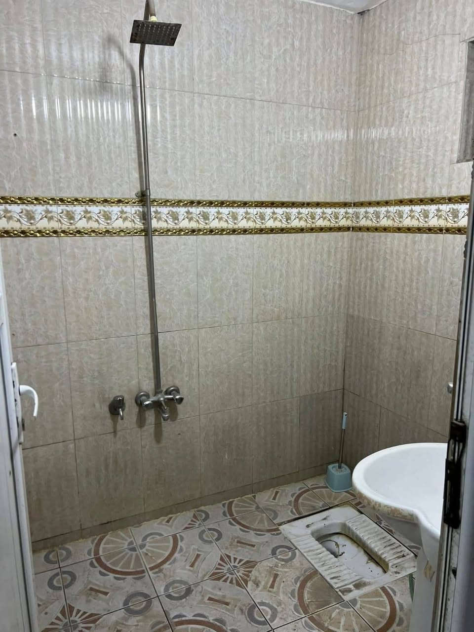 يا الله 

السلام وعليكم 

عندي بيت الى الايجار مساحه 70 متر طابقين نضيف 

بي استقبال ومطبخ وصحيات وطرمه و ترك 

و فوك غرفتين نوم و صحيات و سطح 

ايجار البيت 500 و بي مجال 

موقع البيت منطقه الشعب شارع عدن خلف مطعم حجي عادل 

اتصال على الهاتف 

***********

مكتب العقار 
سيف السراي و ابو نور
