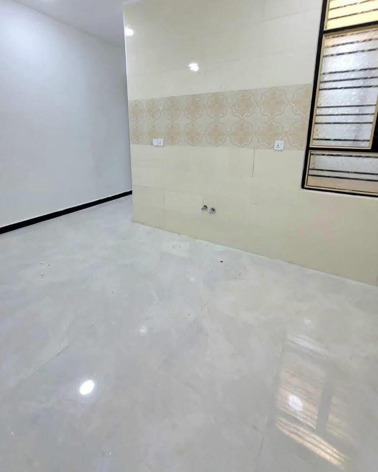 #شقة للايجار طابق اول مكونه من 2 نوم خدمات مطبخ استقبال نظام امريكي مناورل لاي استفسار الاتصال على الحاج ابو محمد 
***********
