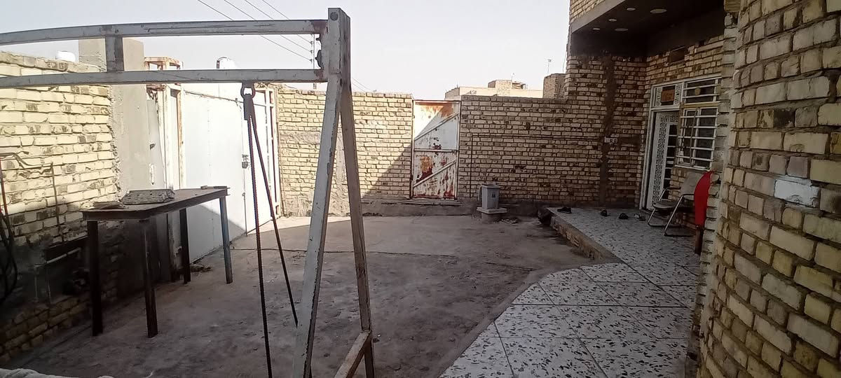 بيت لبيع مساحة ٤٣٠ متر طابو زراعي سند 25 طابق الاول يحتوي استقبال صالة و صالة كبيرة و موزع  و٣ غرف
صحيات خارجية و داخلية 

الطابق الثاني يحتوي مطبخ غرف ٢  صالة ١  مطبخ وصحيات 

ــــــــــــــــــــــــــــــــــــــــــــــــــــــــــــــــــــ

يوجد قطعة أرض مساحة اكثر من ٥٦٠ متر  الارض زراعي سند ٢٥ سدة دور النفط قرب بستان حجي صابر

***********
