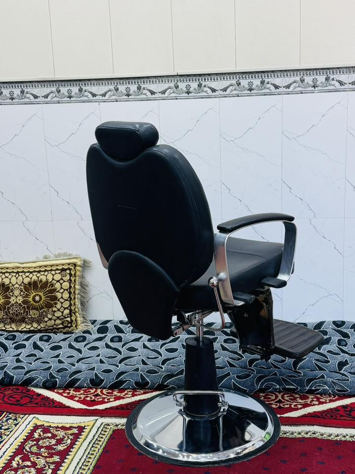 السلام عليكم اخر قطعه كلش نضيفه جلد اسود مستخدم ايام معدوده نضافه ١٠٠٪؜ مكان بابل  
للاستفسار ***********
