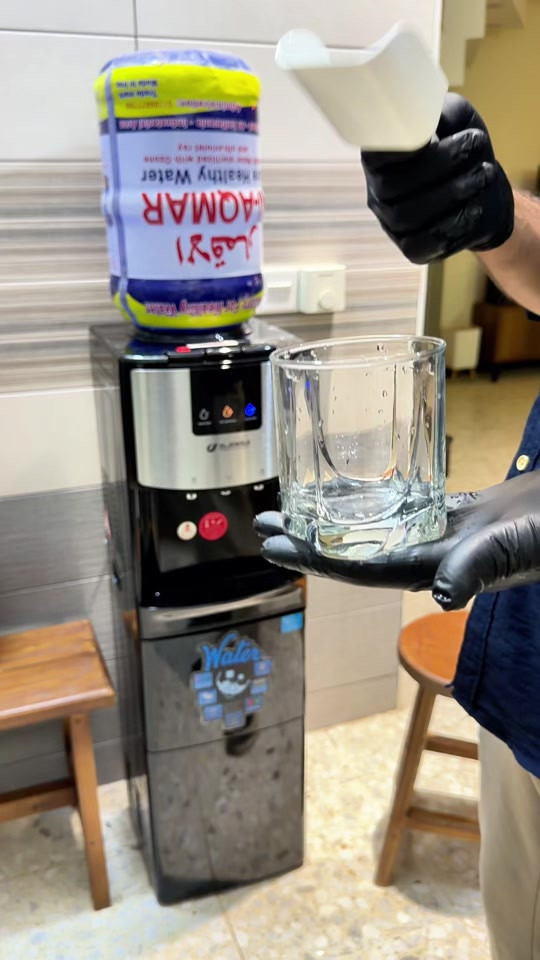 ⁨	براد مع صانع ثلج… جهاز واحد يغنيك عن أكثر من جهاز! ❄️💧 إذا تريد الراحة بكل تفاصيلها، فهذا البراد يجمعلك كل اللي تحتاجه: ✔️ صانع ثلج مدمج بقدرة إنتاج عالية مع خزان ثلج كبير يخزن كمية مناسبة للاستخدام اليومي. ✔️ ثلاث درجات للماء: • 🧊 بارد • 💧 معتدل • ♨️ حار ✔️ مناسب للبيت، المكتب، الشركات والاستراحات. ✔️ تصميم أنيق بواجهة ستيل يضيف لمسة فخامة لأي مكان. ✔️ منشأ ألمانيا 🇩🇪 ✔️ ضمان سنة كاملة. براد عملي، ثلج جاهز دائماً، وماء بالحرارة اللي تحتاجها بضغطة زر العاصمة  *********** ***********
