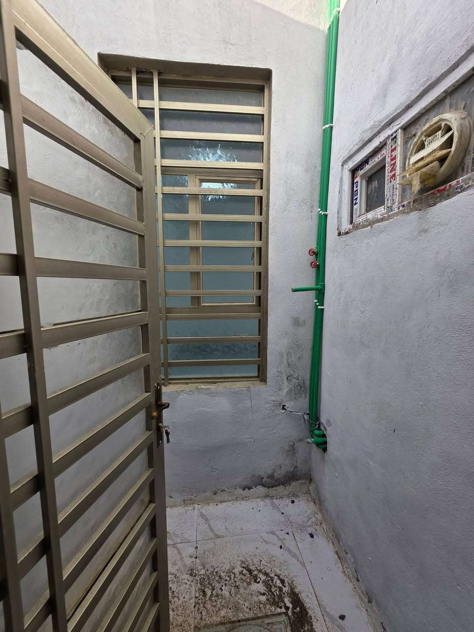 السلام عليكم بيت للبيع 100م طابق واحد 1⃣

في حي النداء شارع جامعة الكفيل 
شريط الموضفين مقابيل مجمع الاميرات 

يحتوي عل غرفه وصالة ومطبخ  واستقبال 
بناء درجة اولئ كونكريت مسلح فول جديد ما مسكون 
 تمليك بلدي حر سند باسمك مداور 
السعر 70 مليون  💵

للاستفسار ***********
مكتب الموسوي للعقار
