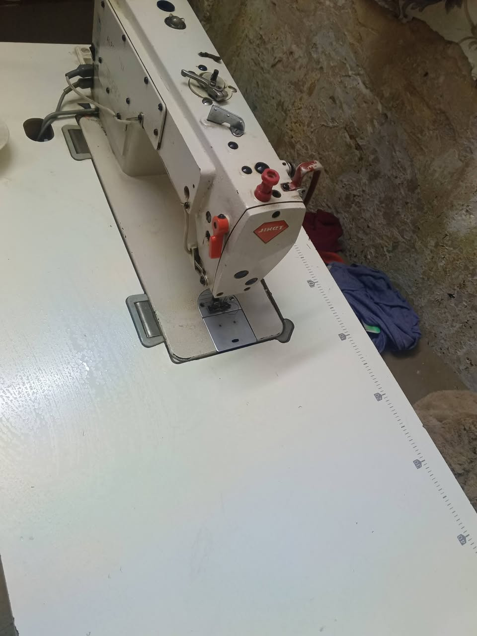 مكينه خياطه كاتم نضيفه نص امبير نضيفه ***********بي وتساب السعر 225
