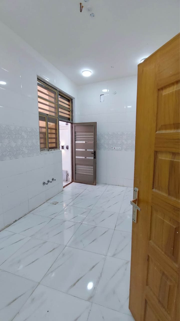 🏡✨ فرصة ذهبية للسكن الفوري – بيت حديث للبيع ✨🏡
📍 الموقع: البصرة – أبي الخصيب / محيلة
📐 المساحة: 100 متر
📄 الطابو: زراعي عراقي رسمي (سند 25)
🔥 تفاصيل البيت: 🛏️ غرفتين نوم
🛋️ صالة مريحة وواسعة
🍳 مطبخ عملي
🏠 دوانية للضيافة
🚿 صحيات حديثة
💡 مميزات العقار: ✔️ جاهز للسكن مباشرة بدون أي نقص
✔️ تسليم بنفس اليوم
✔️ جميع الخدمات متوفرة (ماء – كهرباء – خدمات عامة)
✔️ شوارع المنطقة مبلطة بالكامل
📞 للاستفسار والمعاينة: *********** البصرة, العراق
