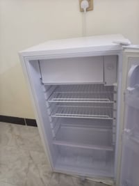 ثلاجه صغيره مال غرفه نوم للبيع السعر 165 جديده برمضان اخذتها  وجربايه ...