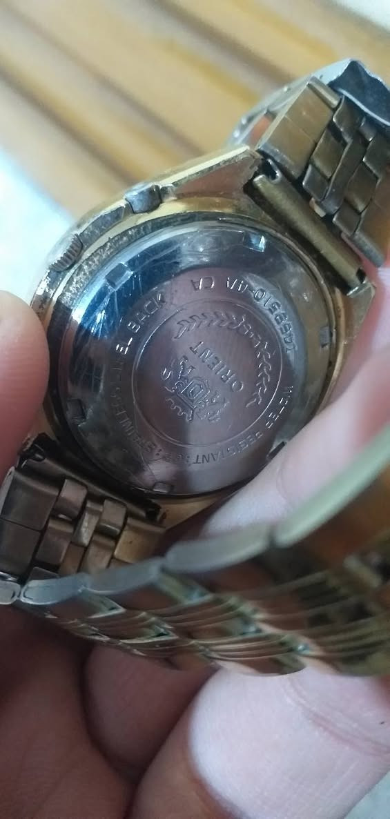 تحفه فنية اورنت من طراز 1975
ساعه قديمه كلاسك شغاله مكفوله 
مكينه ميكانيكيه لونها ذهبي اصليه مع وجود ختومات الشركه ورمز الساعه الساعه يقدر سعرها ب 150 الف دينار عراقي بس اني اريد ابيعها ب 50 الف وبيها مجال لان محتاج واذا تريد تتاكد من انو هاي الساعه اصليه وتريد تشتري راسلني خاص


**إذا كنت صاحب هذا الإعلان وتريد حذفه لأي سبب، رجاءا أرسل رسالة إلى الدعم الفني**