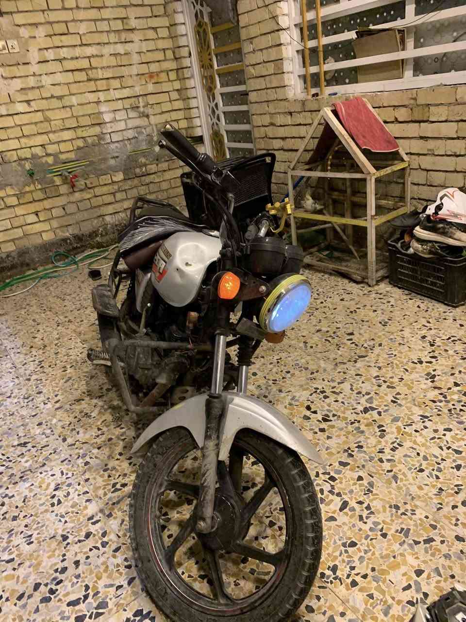 السلام عليكم خوان دراجه للبيع دايون مديل 19 اوراق اصولي مكفول. دراجه يحتاجله ترتيبات مال جناي محرك ٢٠٠ تجي تفحص وشوف بعينك. مستعجل ع بيعه سعر مليون ومية وبيه مجال حك جيه مكان كربلاء. رقم التصال ***********
