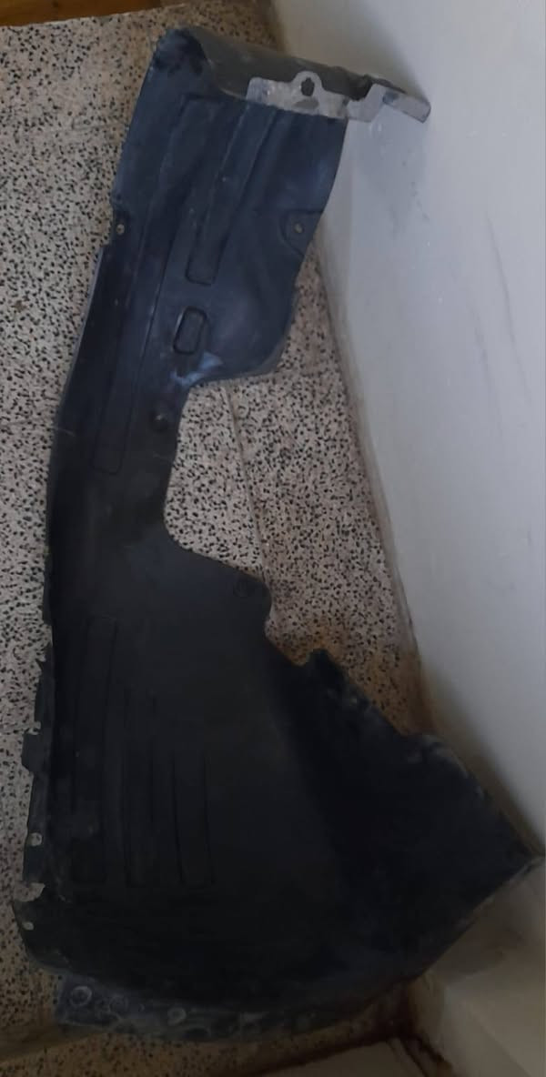 السلام عليكم 
للبيع . دعامية فورتي اصلية بيه فقط كسر بسيط 
سبير مع تاير  نضيف جدأ حجم 15 
بطانه فورتي نضيفة مكاني بغداد 
 واتساب***********
للاتصال ***********
