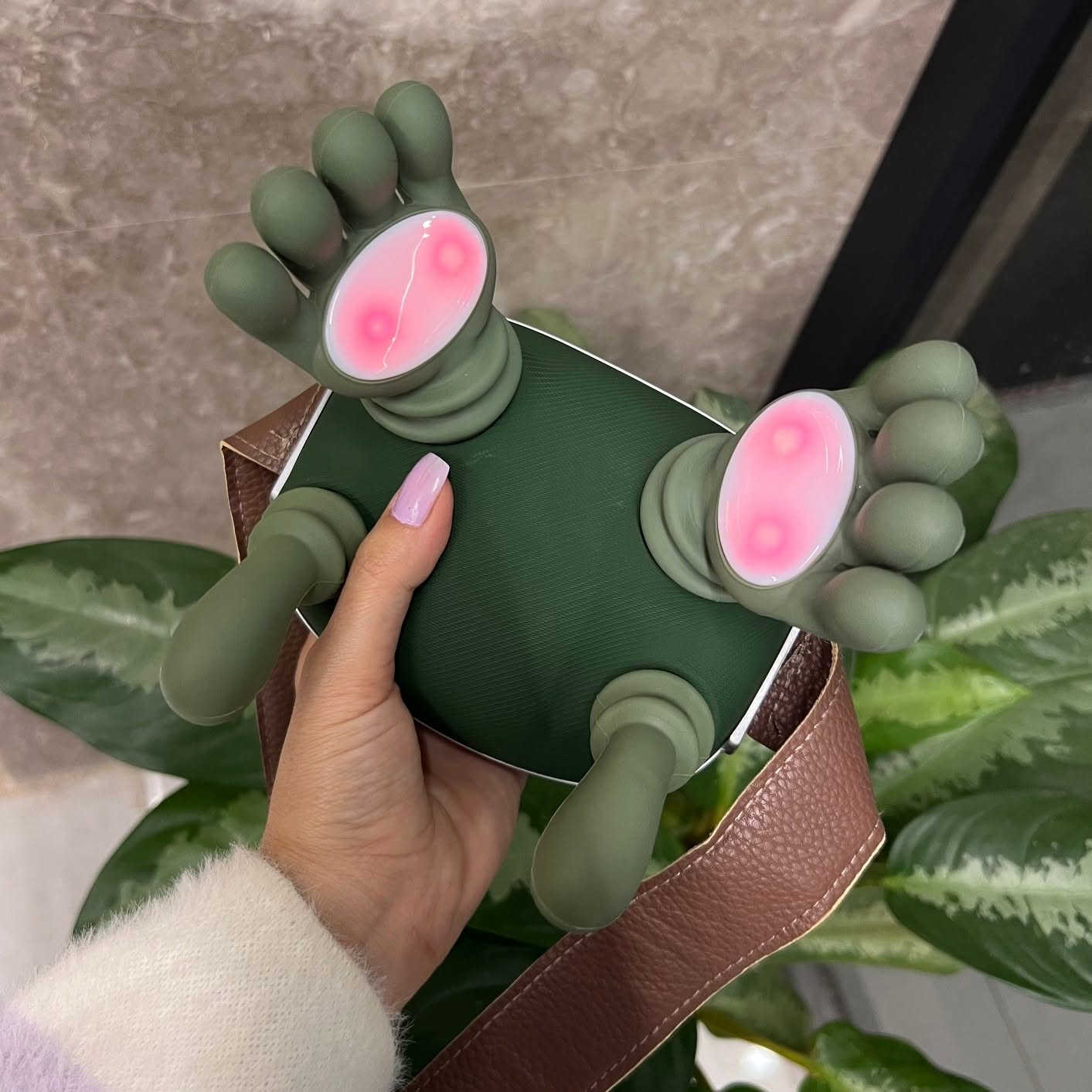 جهاز تدليك الكتفين والرقبة – Shoulder And Neck Massager (موديل FZ-831)

جهاز تدليك عملي للكتفين والرقبة مصمم لتجربة تدليك مريحة وسهلة الاستخدام في أي وقت.

• تدليك بالعجن باستخدام كفّي اليدين

• مزوّد بخاصية الضغط الحراري (Hot Compress)

• مادة صديقة للبشرة

• تصميم خفيف الوزن وسهل الحمل

• تشغيل بسيط بزر واحد مع مؤشّر إضاءة

• مناسب للاستخدام المنزلي اليومي

• جهد الإدخال (Rated Input): 5V
• القدرة (Rated Power): 10W
• سعة البطارية: 2000mAh
• الوزن الصافي: 760 غرام
• الوزن الإجمالي: 1100 غرام
 #مجمع_لافندر_للتسوق_الالكتروني


**إذا كنت صاحب هذا الإعلان وتريد حذفه لأي سبب، رجاءا أرسل رسالة إلى الدعم الفني**