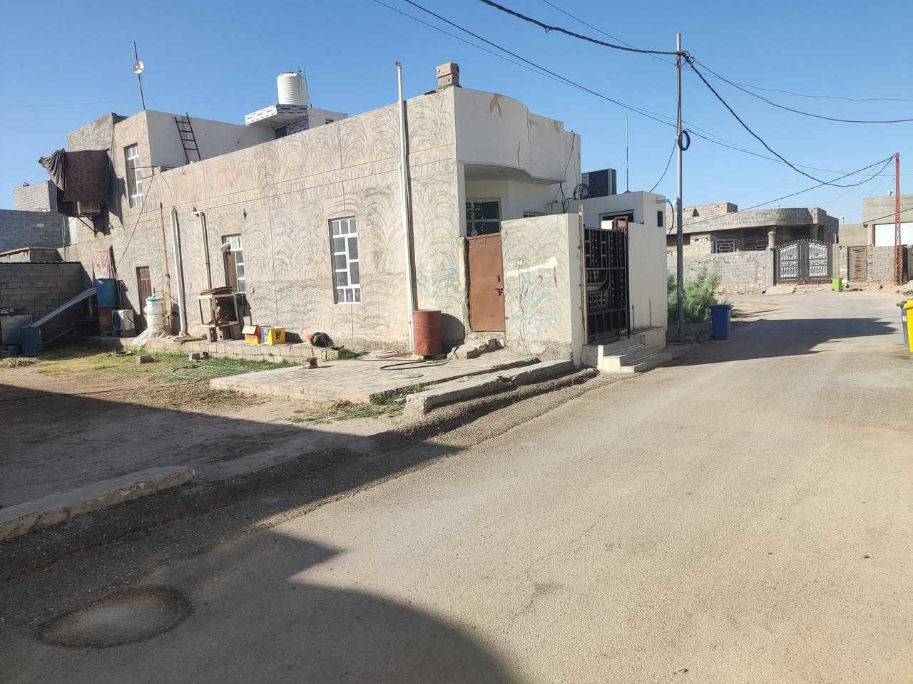سلام عليكم
قطعة ارض مساحتها 398 متر 
مبني بيهاا مشتمل مساحته 130 متر 
باقي القطعه 268 متر 

تفاصيل المشتمل: 

يحتوي ع غرفتين نوم وحده جوه وثانيه فوگ 
مع حمامين أيضاً واحد جوه وثاني فوگ 
صاله ومطبخ واستقبال 

شارع عرضه (7-6) متر 

الموقع: الرمادي شارع 40 فرع افران الصباح 

السعر 120 قفل 

للتواصل ***********
