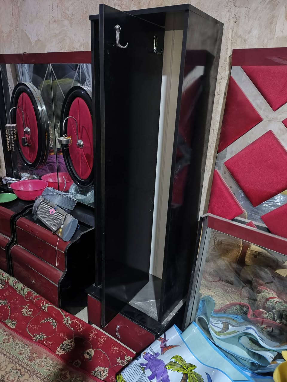 غرفة نوم مستعملة نظيفة  8 قطع 
 خشب تركي اصلي من شركة ديوان 
غرفة ضخمة كلش
طول الكنتور 3 امتار والارتفاع مترين ونص 
والعمق 70 سم 
كومديات الجرباية ارتفاع متر ونص 
الجرباية 2 مترين في 180 
زاوية دوارة بيها مرايا ارتفاع 180 سم 
شازلون يحتوي مجرات  طوله 180 سم 
ميز مرايا 3 مجرات مع طابورية 
العنوان خانقين داره كوناره 
مقابل محطة كه لات لتعبئة ماء الشرب 
***********
