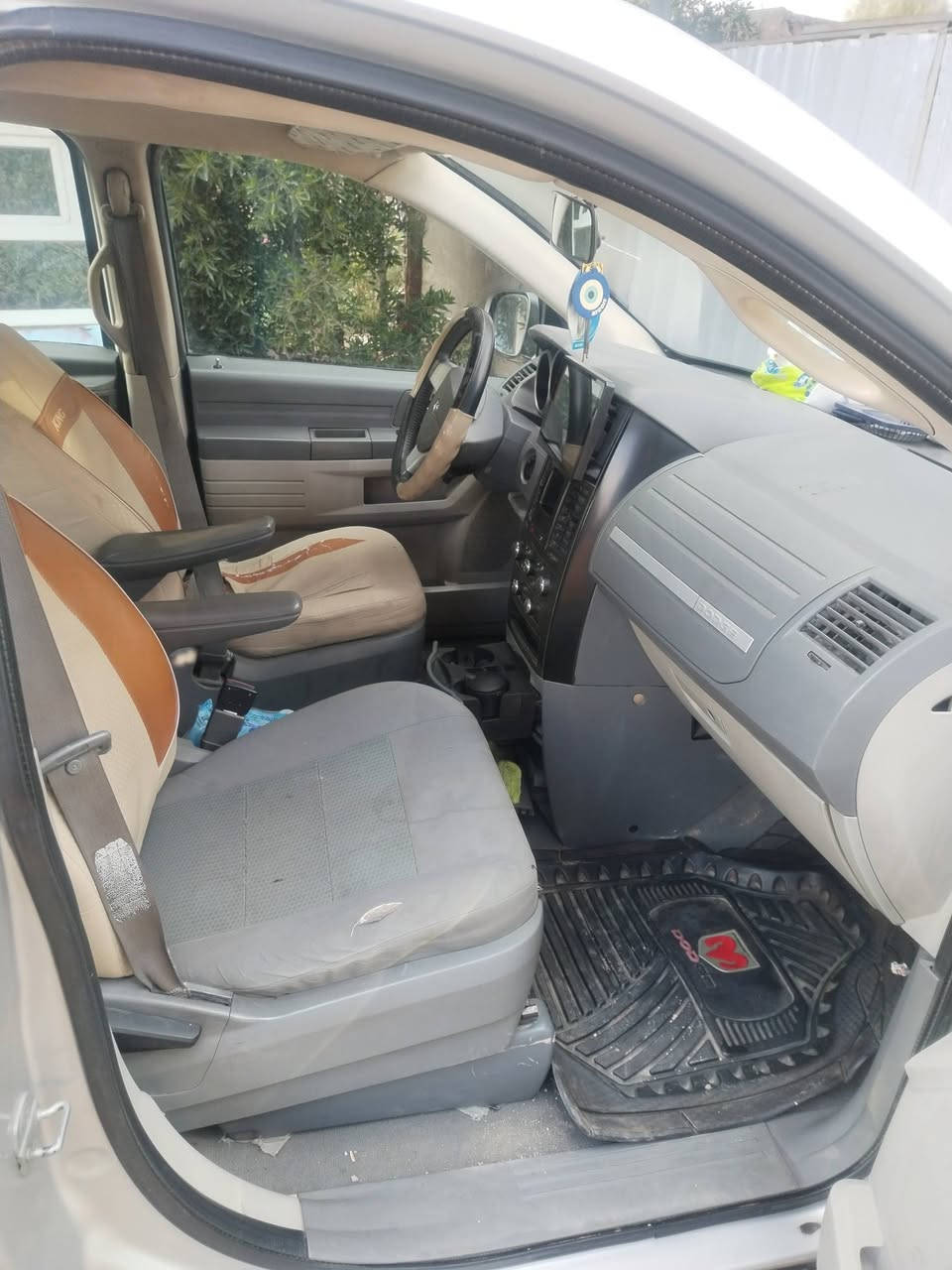 السلام عليكم دوج كرفان للبيع 2008 رقم بغداد بسمي انكليزي مكينه وكير جدد 3300 تبريد ثلج حداديه جديده تخم تاير جديد باتري جديد كشنات بلع بيه جاملغ امامي مبدل السياره خير من الله ب 110 وبيه مجال بصيط ***********
