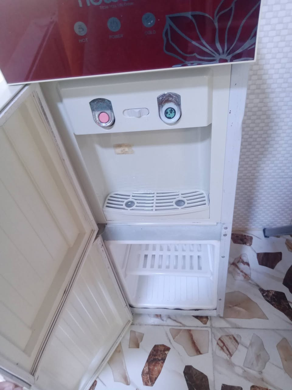 سلام عليكم براد البيع  نضيف ميه بل ميه كل عيب مابيه شرط الشقل ول سعر 65 ول مكان كركوك حي العسكري شركت طارق وتواصل والستفسار على هاذه الرقم خاص ماكو ***********

