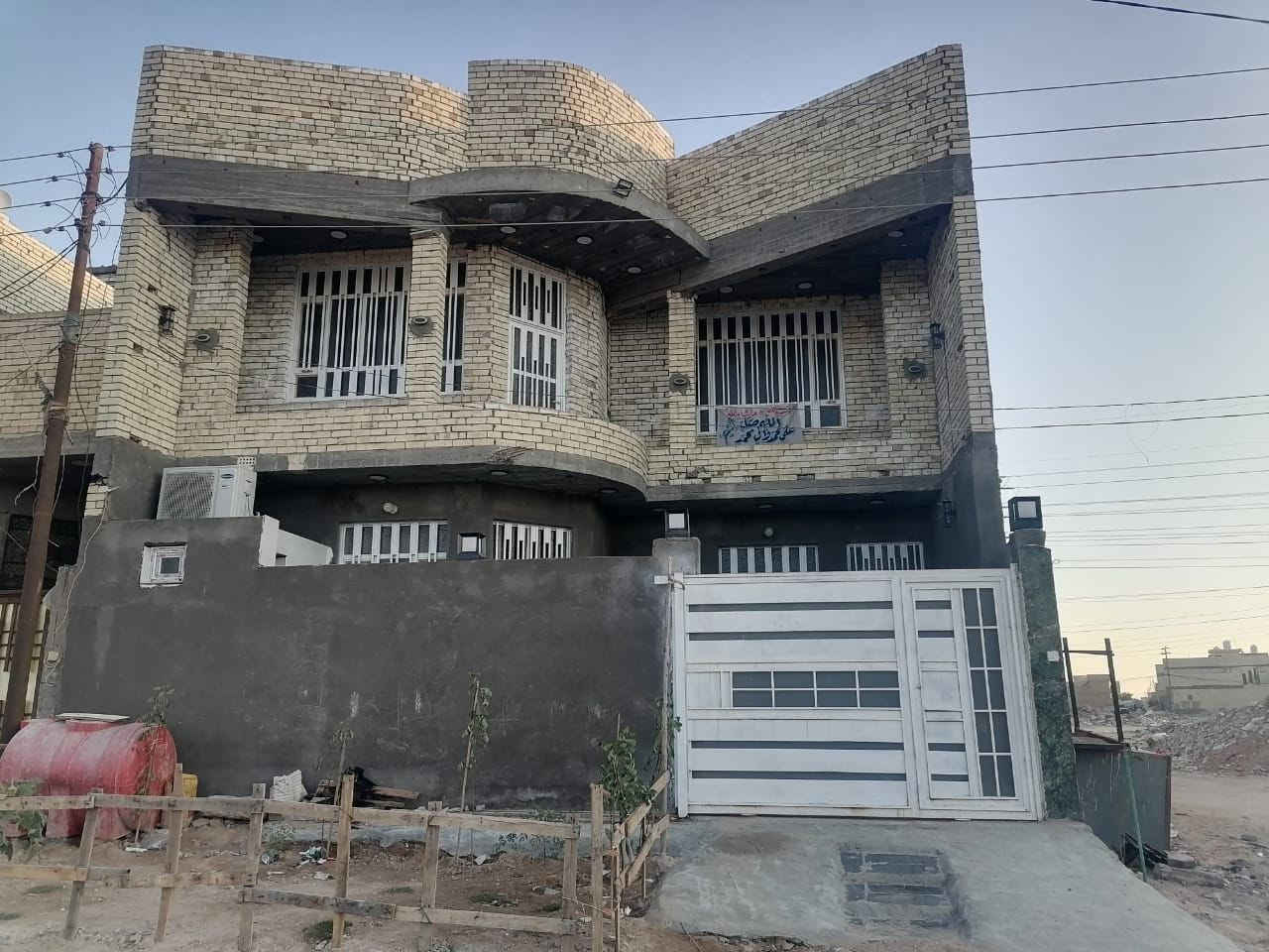 الدار للبيع حي مهندسين النضال قرب الطاقه بضهر شارع اربعين 200 متر طابق ونص الطابق الثاني بي نقص رقم  الدار 46043  حر ***********

