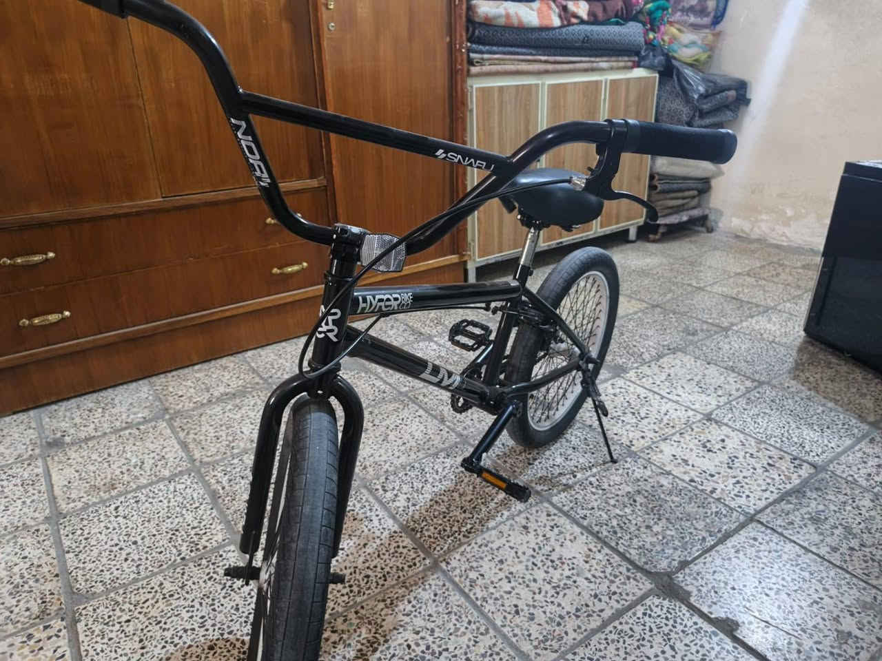 مساء الخير 🖤☘️
اعرض بايسكل BMX بحالة ممتازة جداً
الماركة : HYPER BIKE CO
اللون : الأسود 
كامل مكمل مابي أي نقص تاخذه وانت مرتاح
📍الموقع  : الحرية الأولى (دور الشؤون)  قرب ناجي العطار
💰السعر : 175 الف وبي مجال للشراي 
🪪 للإستفسار على الرقم : ***********
تعال وبيك خير وتدلل اخليك على راسي ❤✨
