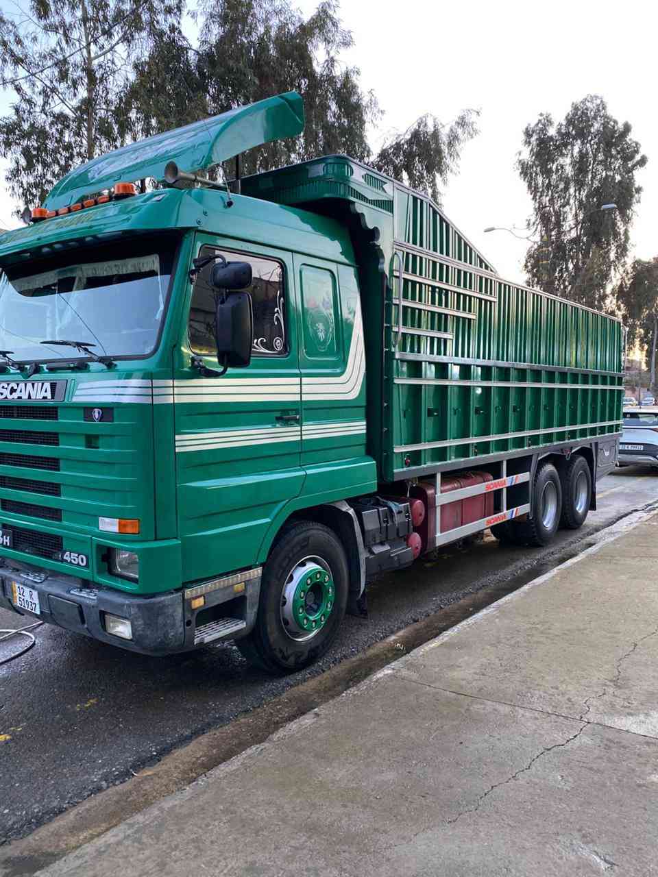 السلام عليكم 
سكانيا للبيع  143 شاصي طويل كير 900 بلادي قمارة بدون صبغ رقم نينوى اجنبي السيارة مكفولة من كلشي 
للاستفسار 
*********** 
***********
