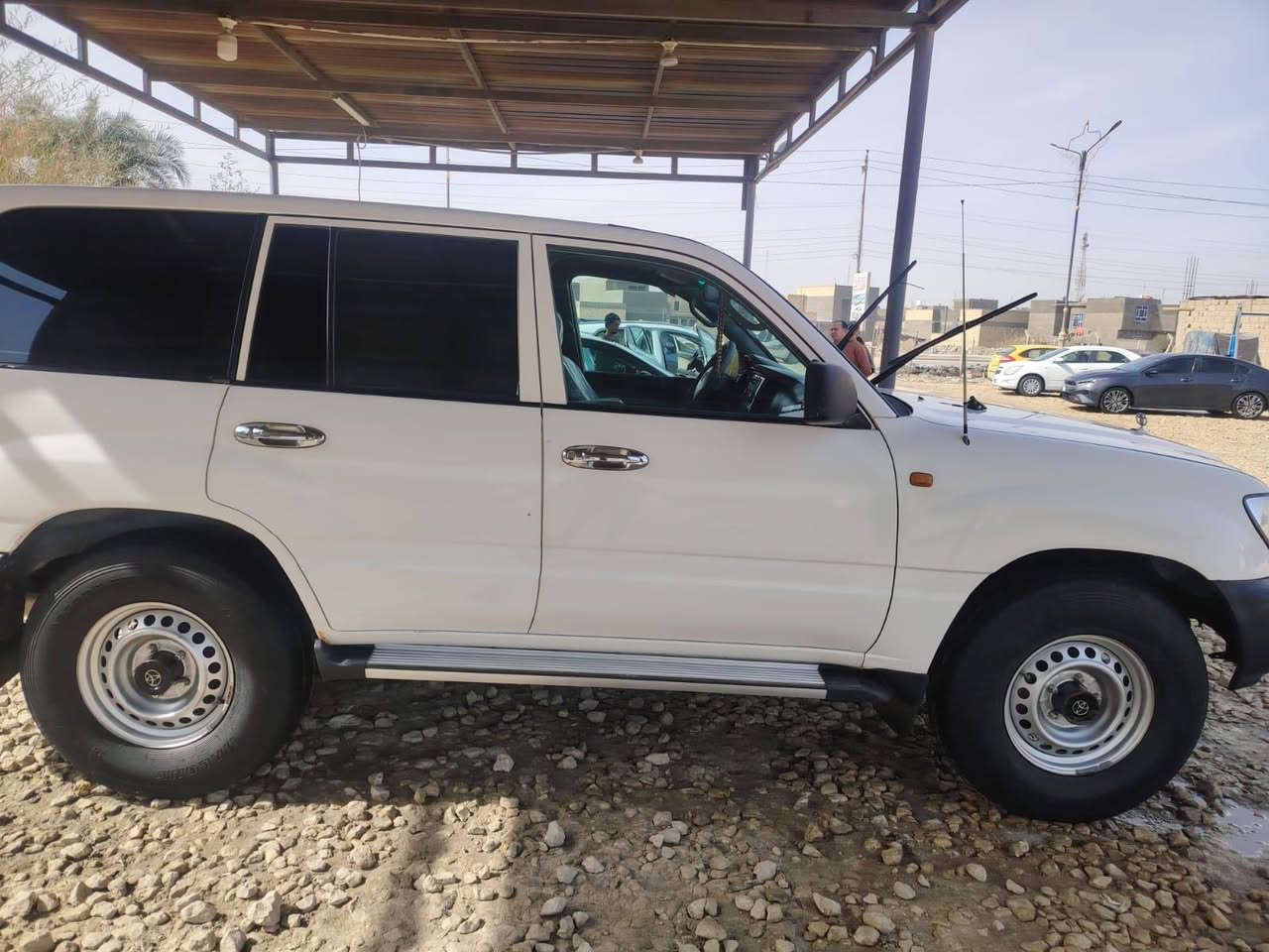 سلام عليكم 
لاندكروز 2004 مكفوله
تخم تاير بالون ابو الجمل 
الون ابيض مكفوله 
جام كهربائي 
كير عادي 
رقم بغداد أنكليزي 
تحولي ثاني يوم
***********
***********
