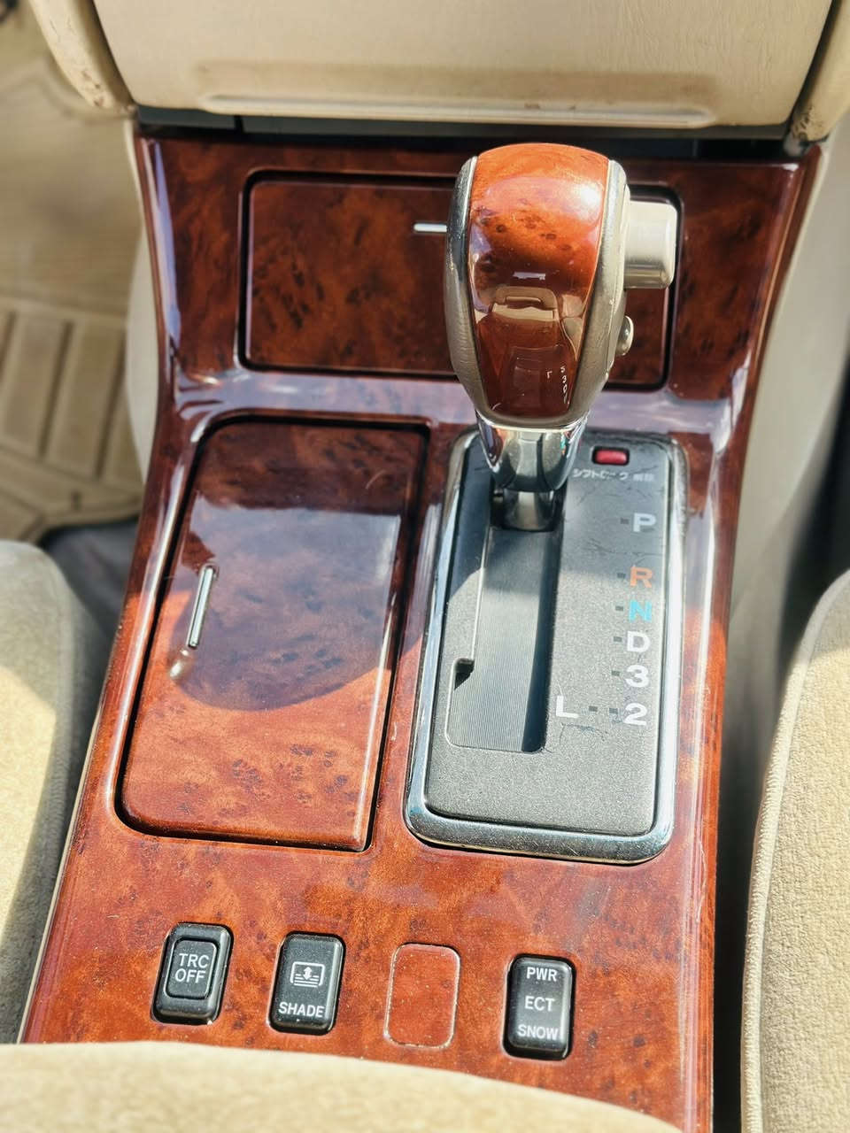 السلام عليكم ملكه قرار 48 شرط فتره شهرين 3 دكم كرستال اصل شاصي 75 محرك دي فور الكبير. بسمي. تحويل مباشر كفاله عامه عده الكصه قماره (كصه قماره فقط ) 
لون ابيض خضراوي 
تبريد 
سياره تحويره نجف فوك وجوه عارف 
سياره عوازل دشبول 
تخم تاير. 
برده خلفيه
تحكم ستيرن 
مثبت سرعه 
سعر 128 وبيه محال 
الستفسار اتصل ***********
