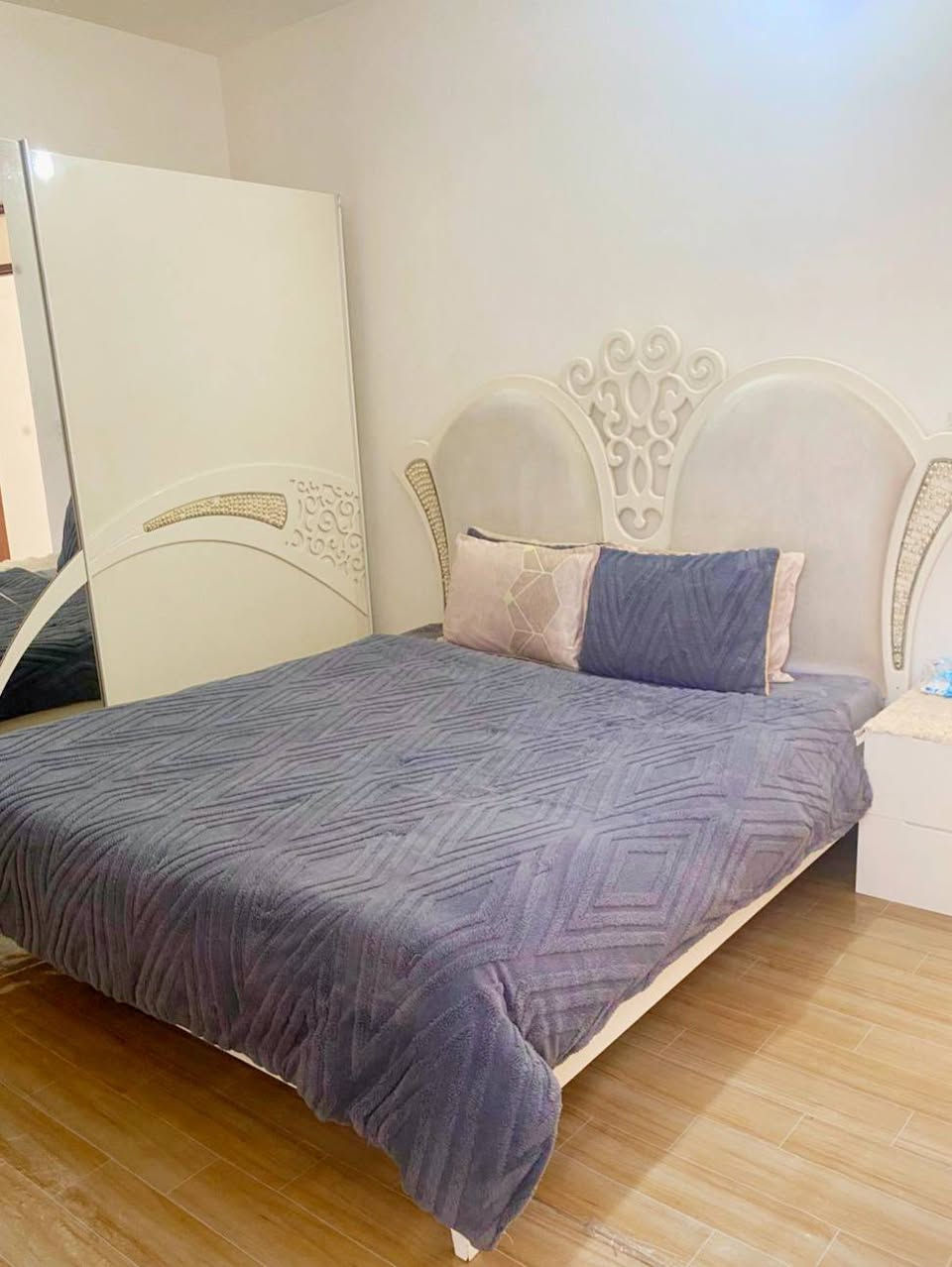 السلام وعليكم غرفه نوم تركي ماخذها ب مليون 
سعرها ٣٥٠الف حتا دوشك وياها الين اريد احول من مكان مكان يعني غرفه جبيرة مكان بغداد شراي يتصل ***********
