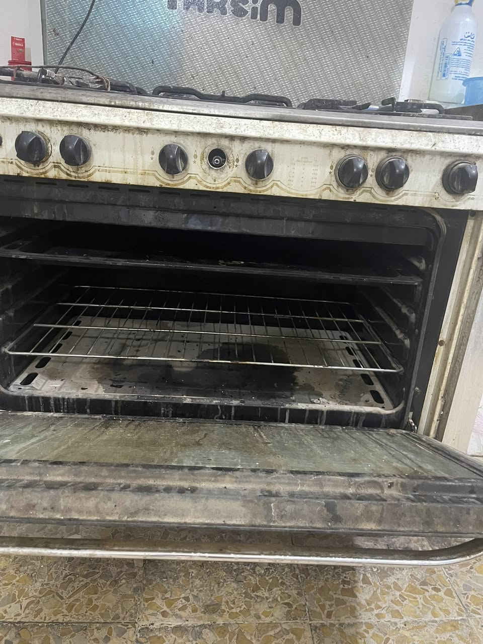 ثلاجه دنكه نضيفه وشغاله وتجمد 
طباخ دنكه كله شغال 
وغساله سامسونك شغاله اوتماتيك 
كلمن وسعره تريدهن شلع اداريك بلسعر
الثلاجه 250
الطباخ 200
الغساله 200
***********
