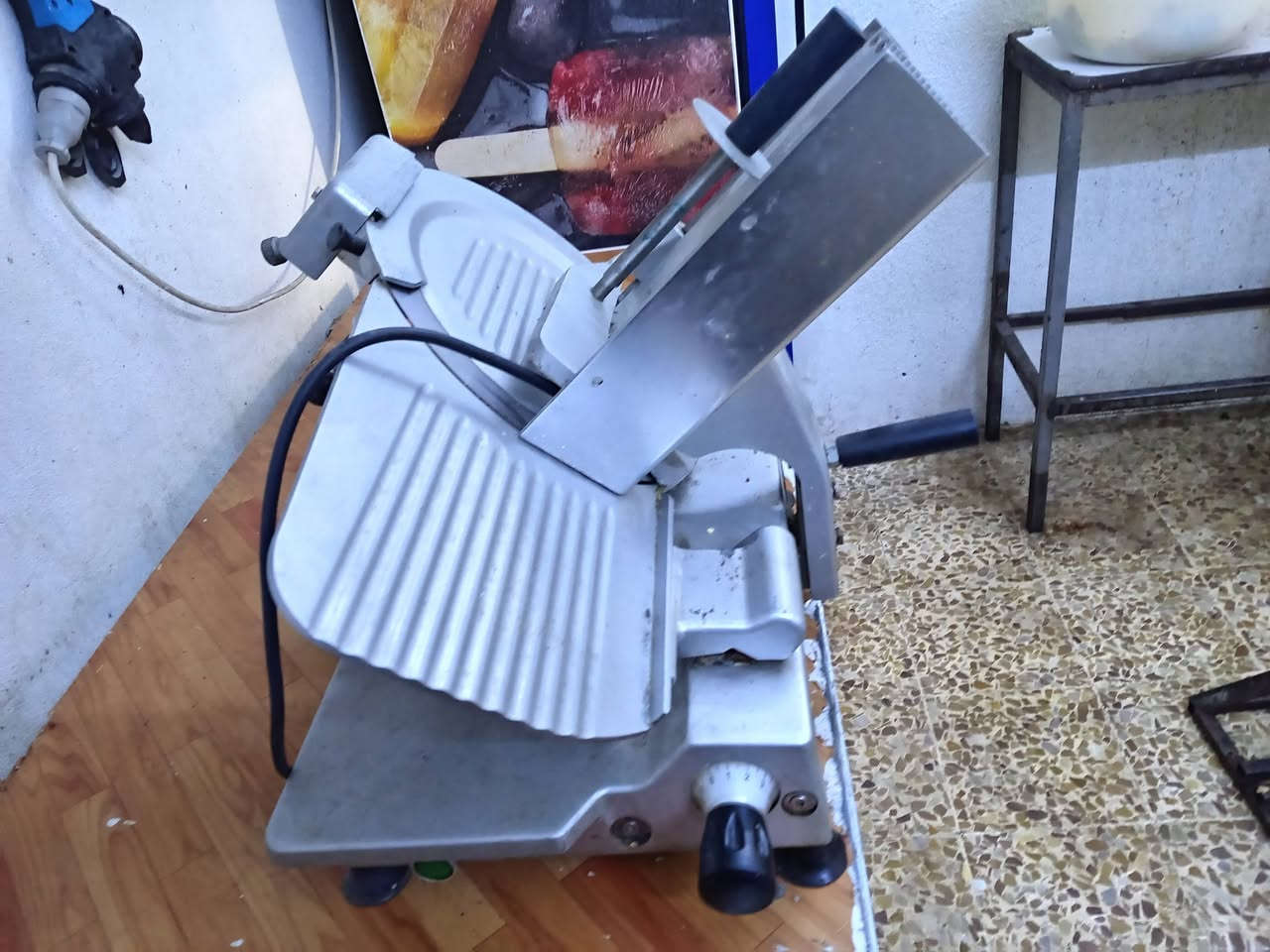 السلام عليكم مكينة تشليف لحم للبيع ***********
