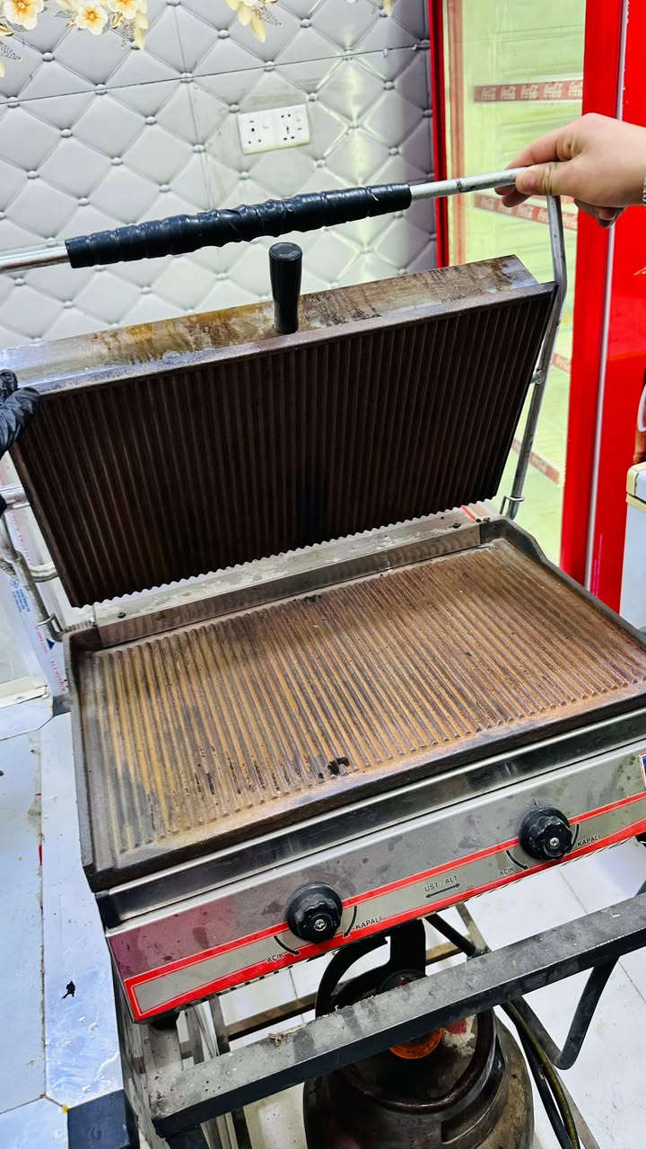 سلام عليكم عيني كابسه صاج اخو الجديد مثل ماواضح كدامكم سعر150وبيه مجال الهاتف ***********
