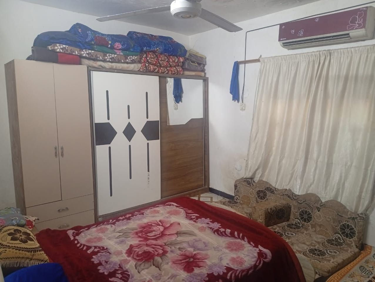 دار للبيع المساحه 200 متر
يحتوي على غرفتين وصاله وستقبال ومطبخ وصحياة وحمام العنوان حي العسكري الثالث شارع 30 مرجعة مكتب الكعبي للعقار *********** وتساب اتصال
