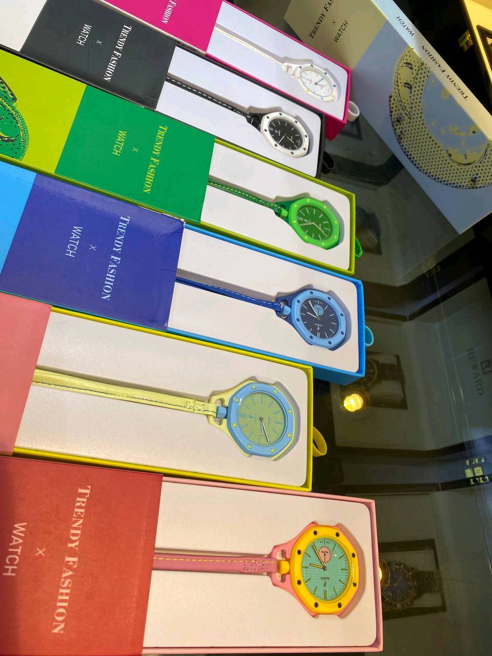 وصول موديلات AP-Swatch 
Royal Pop ✨⌚
تصاميم عصرية وألوان جذابة تناسب جميع الأذواق.🟠😍✅
✅ مكينة كوارتز دقيقة. 💎✅ 
سير سيليكون مرن ومريح. 👍✅
 خفيفة الوزن ومناسبة للاستخدام اليومي.😍✅
 يمكن ارتداؤها أو استخدامها كإكسسوار للحقيبة أو الميدالية. 👜🎒✅
منين موقعك بالعراق بالضبط حتى أضيفه بالاعلان، واذا عندك توصيل لأي محافظة شكد سعره؟: 
بغداد توصيل جميع المحافظات 5 
الساعة بيها صندوقها الأصلي وكل الملحقات لو بس الساعة والسير؟: 
نعم 
الألوان المتوفرة حالياً شنو، وهل أكو أكثر من قطعة من نفس اللون لو الكمية محدودة؟: 
اخضر وابيض واسود وازرق و وردي
