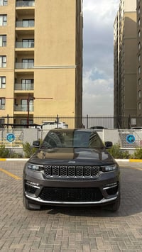 Jeep grand cherokee 4xe كهرباء وهايبرد وبانزين لون فيلي فول مواصفات عد...