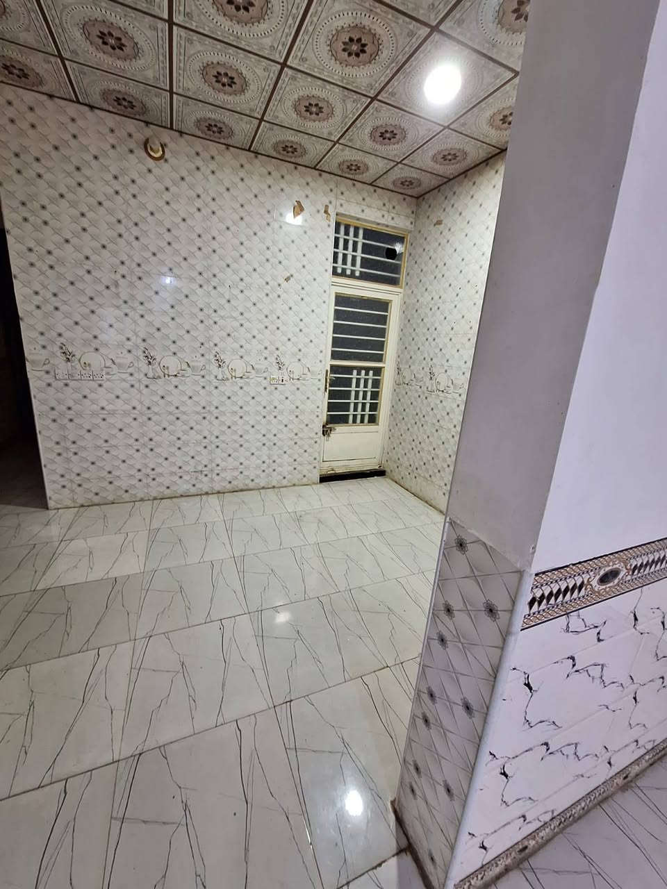 ⭕️ يوجد بيت للأيجار 
في حي الجبيريه الثالثه قرب الطاقه 125 متر
 طابقين غرفتين بناء حديث سيراميك وترتيب
 يجاره 275 ألف
 ***********
