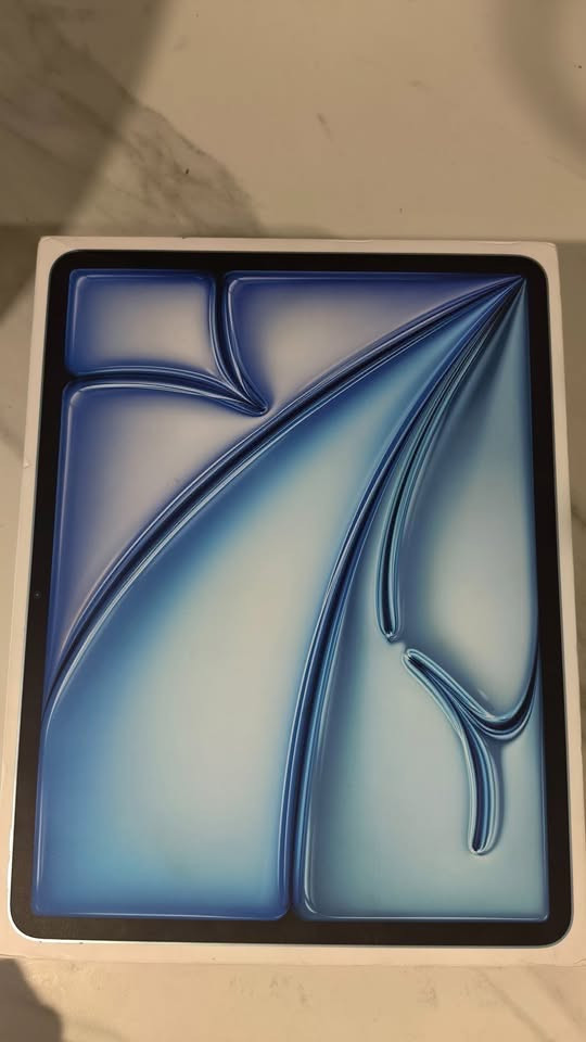 الموديل: ايباد اير الجيل السابع (معالج M2).

اللون: أزرق (Sky Blue).

صحة البطارية: 100% (أداء الوكالة).

عدد دورات الشحن: 74 دورة فقط.

تاريخ أول استخدام: يناير 2025 (ما زال تحت الضمان).

الحالة: الجهاز بحالة الوكالة، نظيف جداً وبضمان.

الملحقات: الكرتون الأصلي متوفر , مع كفر حماية دفتري + قلم أنكر

السعر: 750 الف 

الموقع: [ بغداد ,حي الجامعة ]

للتواصل: [ *********** ] بغداد, العراق
