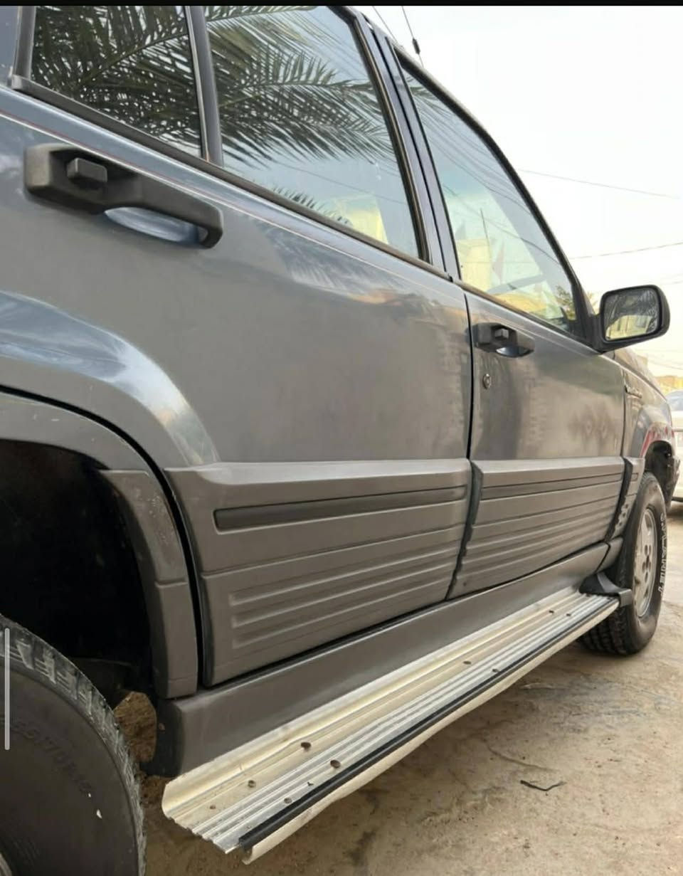 جيب شيروكي موديل 95 بغداد  مكانها بغداد الحسينية الظباط وامحوره فيفيتي 3000  عارضها اب40وبيها مجال للطيبين  والتبريد عاطل ورقمي ***********
