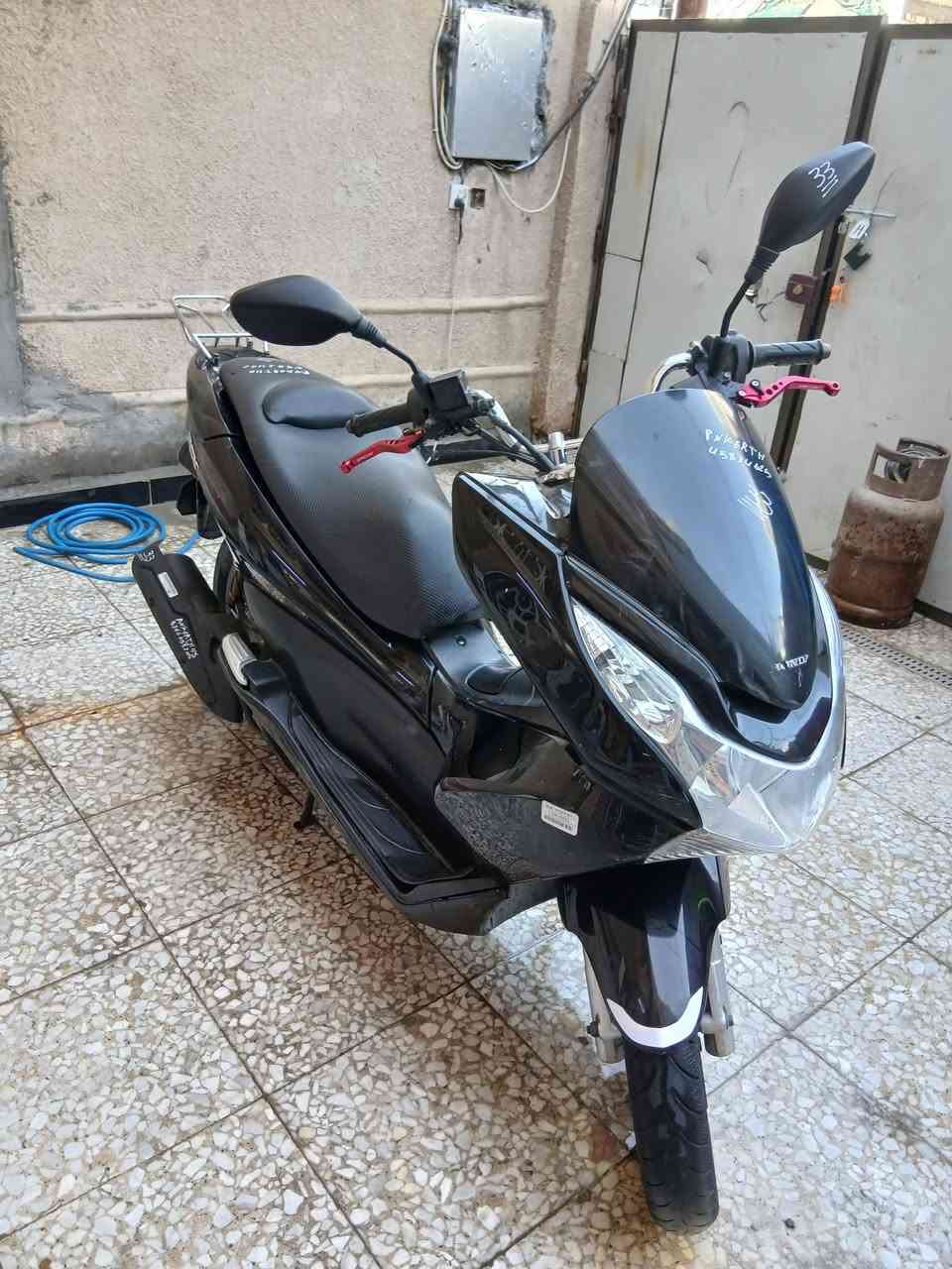 السلام عليكم للبيع دراجه pcxجيل الاول  دراجة مال رمبه الدراجه  ياباني كفرات ابلاديه 
دراجه كامله أستان كهربائي حساس ازدحام  لا تبخير. ولاتنقيص الدراجه مكينه لوك شلعه معدل خير من احلا من الصور مال جناي المكان بغداد الصالحية قرب كراج العلاوي  دراجة مكفوله اي نقص مابيه السعر( مليون 350)
وبيه مجال الاتصل
***********
