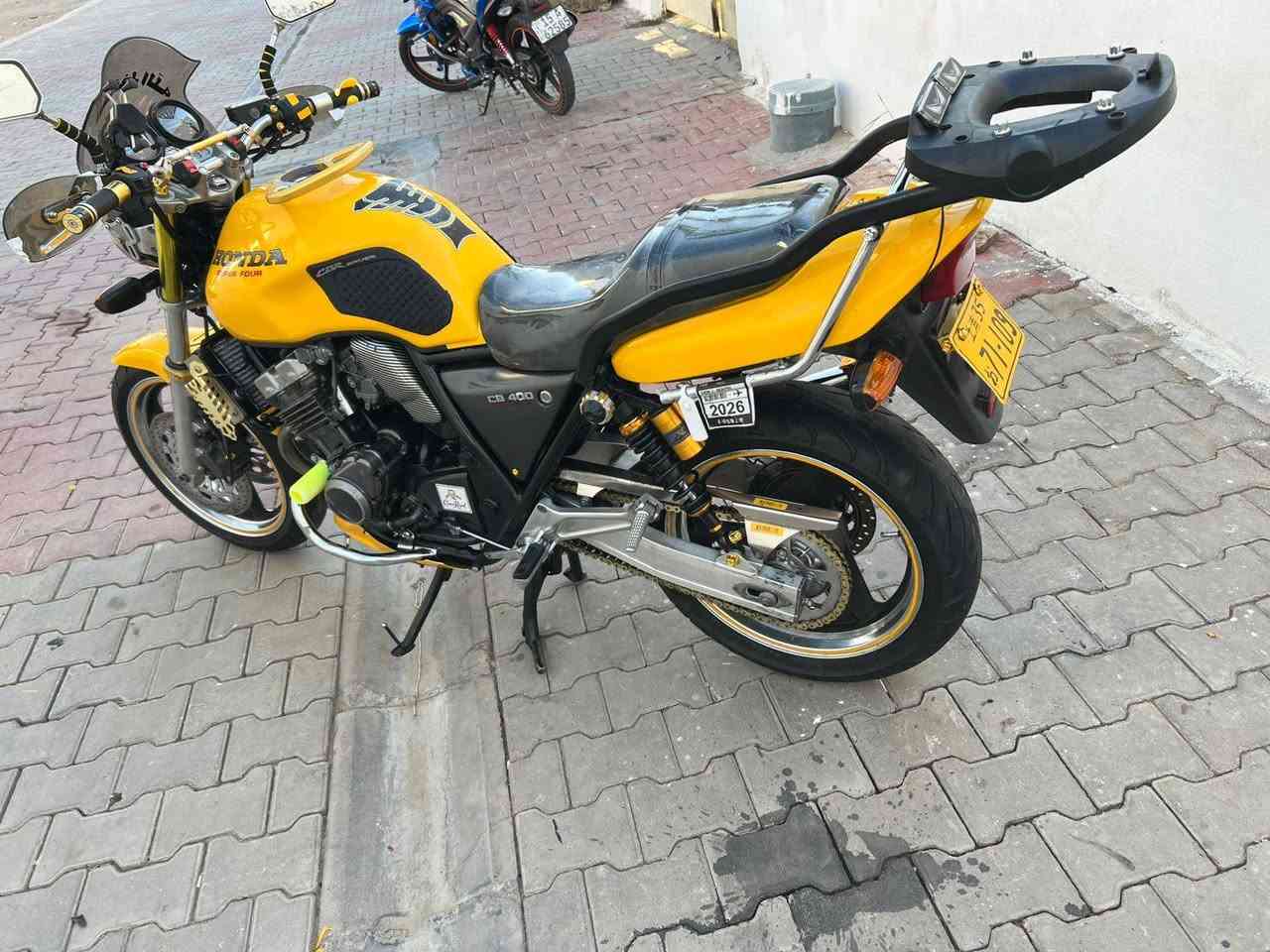 سلام عليكم
CB400 
جيل اول 16 ولف  كفاله عامه بعدهه عله وضع شركه متصرف عليها لو ربع  بدون اوراق وبدون رقم  سعر 18  عنوان رمادي تاميم***********

