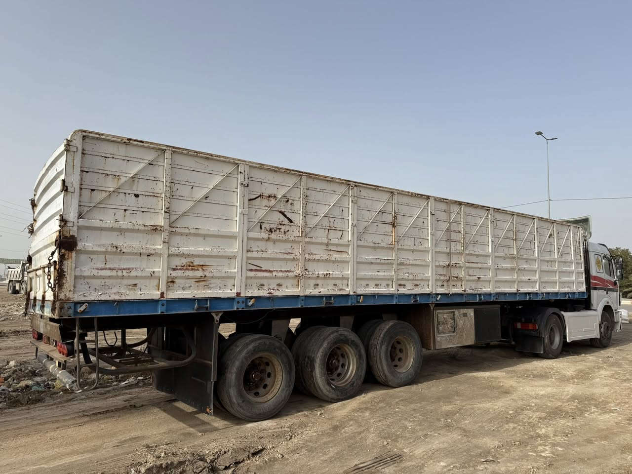 سلام عليكم
البيع عربانه 
شاصي ١٤ دناكير ثنين ١٤ واحد
 ١٣ مال دوله مربع 
طول ١٢ ونص 
تايرات نص عمر عربانه جاهزه وحلوه 
مكان السماوه لاستفسار اتصل ‭٠٧٨١ ٨٨٠ ٩٠٧٨‬ /***********
