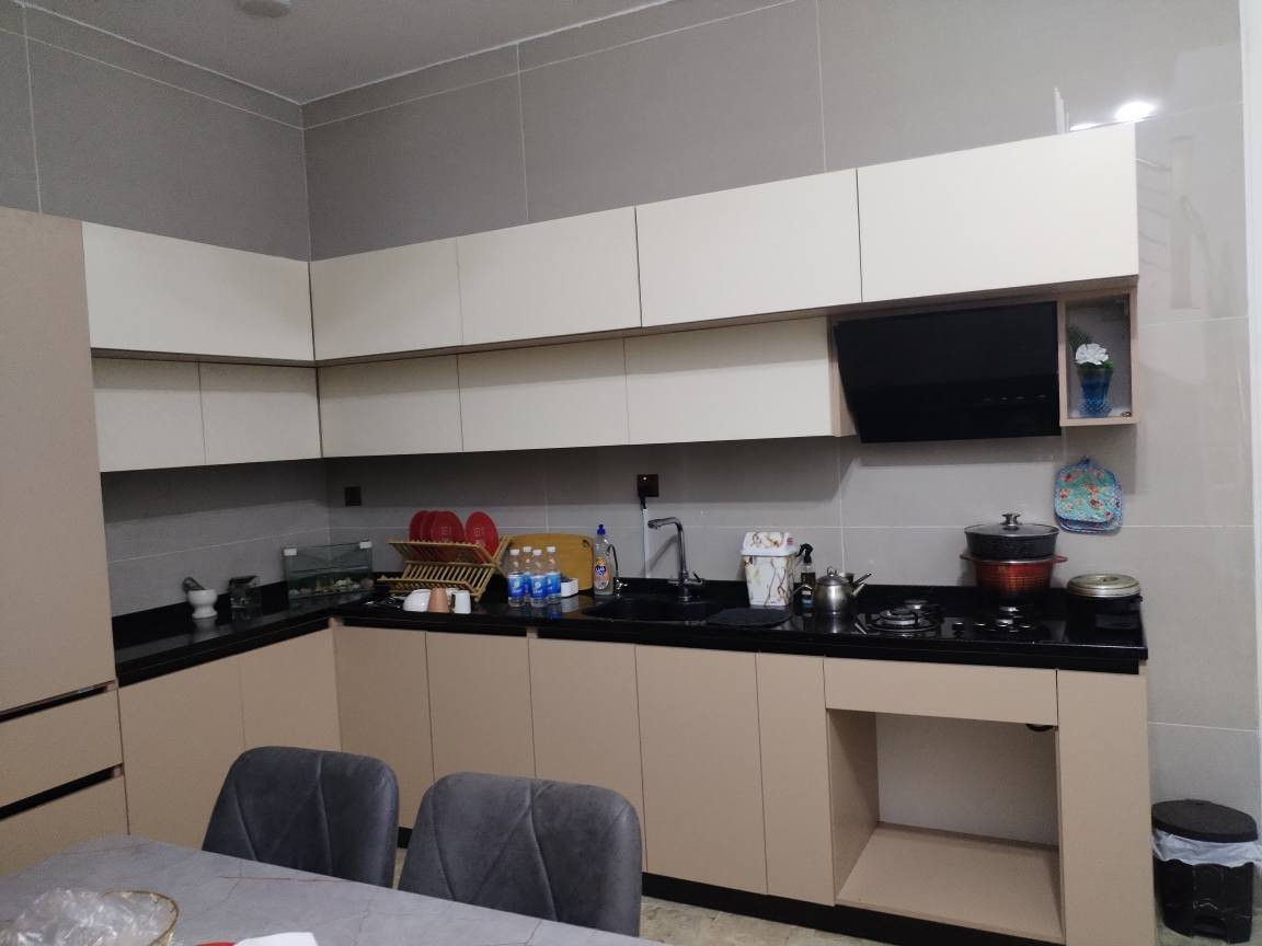 بيت للبيع دوره حي دجله شارع ٢٢ ٨٠ متر ٥ في ١٦ ٣ طوابق ٤ غرف نوم مدخلين حمام ٢ مخزن ١ صاله وخطار البيت مرمر ومؤثث كامل السعر ١٦٠ مليون
*********** بغداد, العراق
