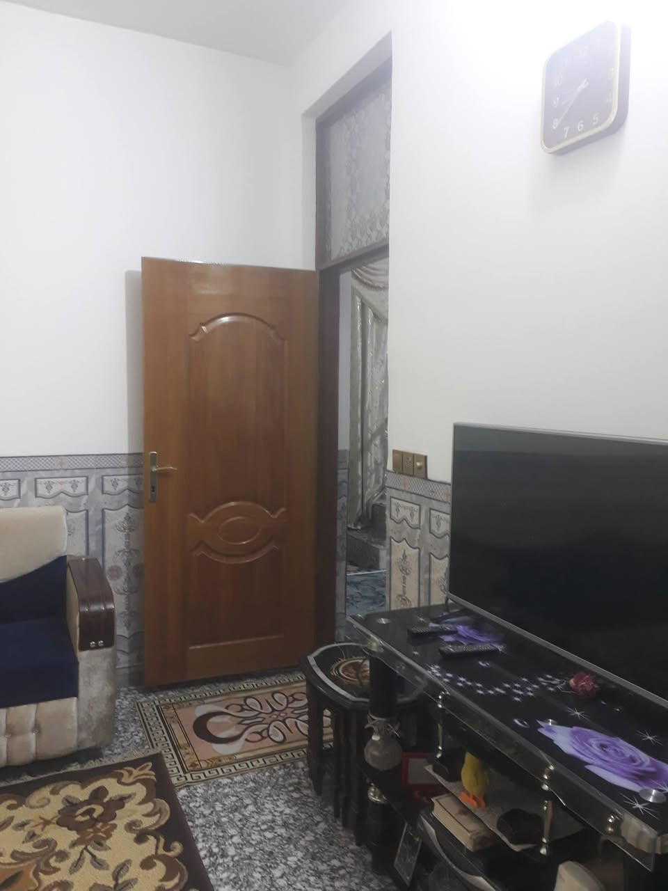 السلام عليكم بيت اللبيع    100  متر مربع 10x 10 يحتوي على غرفه وصاله  وهول مطبخ وصحيات خارجية ودخاليه خلف بانزين خانه رابع فرع ***********
