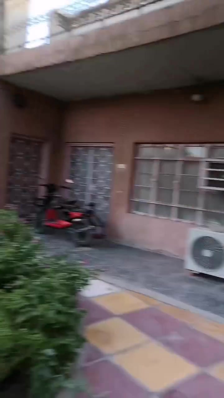 بيت للبيع طابو صرف 
العنوان الحله باب المشهد 
المساحه ٣٤٥ للاستفسار على الرقم ***********
