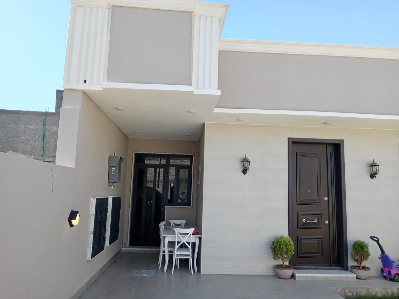 دار 🏠 للبيع مساحه 206متر.
طابو زرعي سند 25✅. 
يحتوي علئ 4غرف +صحيات. وحديقة 
البيت كلش مرتبه. 🌴 
 وشغله درجه اولى 🫰 
📍الدورة البوعيثة. 
للاستفسار ***********
