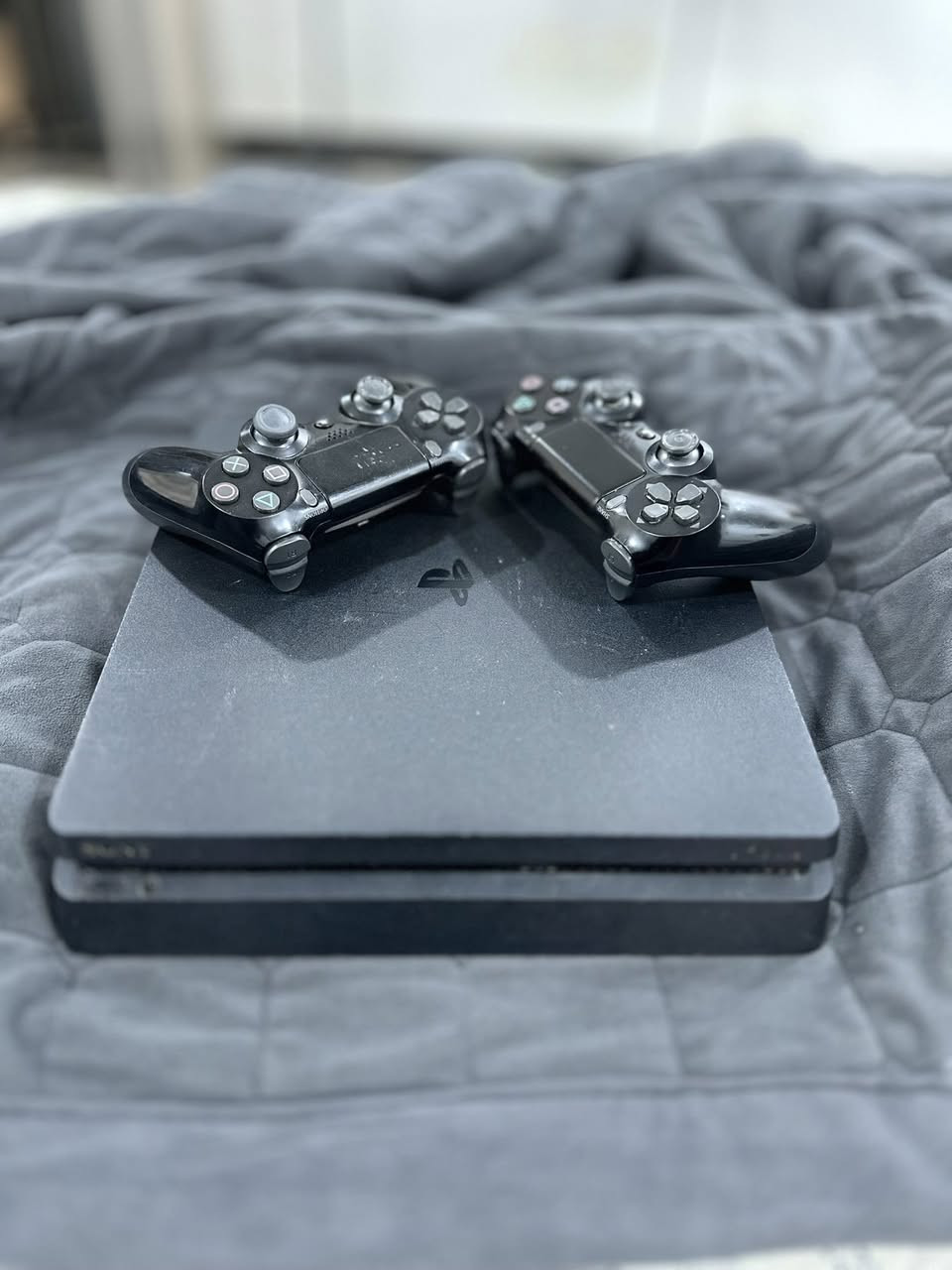 بلايستيشن 4 سليم للبيع
السعة: 850 غيغا

الحالة نظيف جداً - غير مفتوح ولا مصلح - استعمال خفيف

يشمل:

. 5 أقراص (fifa 23 , fifa 22, plant vs zombies, embr , واللعبه الاخيره معشوقه الجميع the last of us الجزء الاول)

. 2 جويستك

السعر: 330 الف وبي مجال بسيط

الموقع: كربلاء- الانتفاضه الثانيه واكدر ادزلكيا توصيل بيد شركه

***********: واتساب + اتصال
