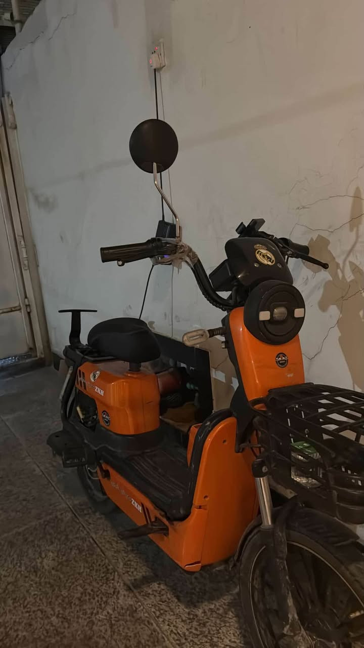 دراجه شحن نضيفةً وحلووه بطاريتها نص عمر بس زينه شاحنتها موجودة رايدها ب300 وبيها مجال هم للشراي 

مكاني البصره 
*********** البصرة, العراق
