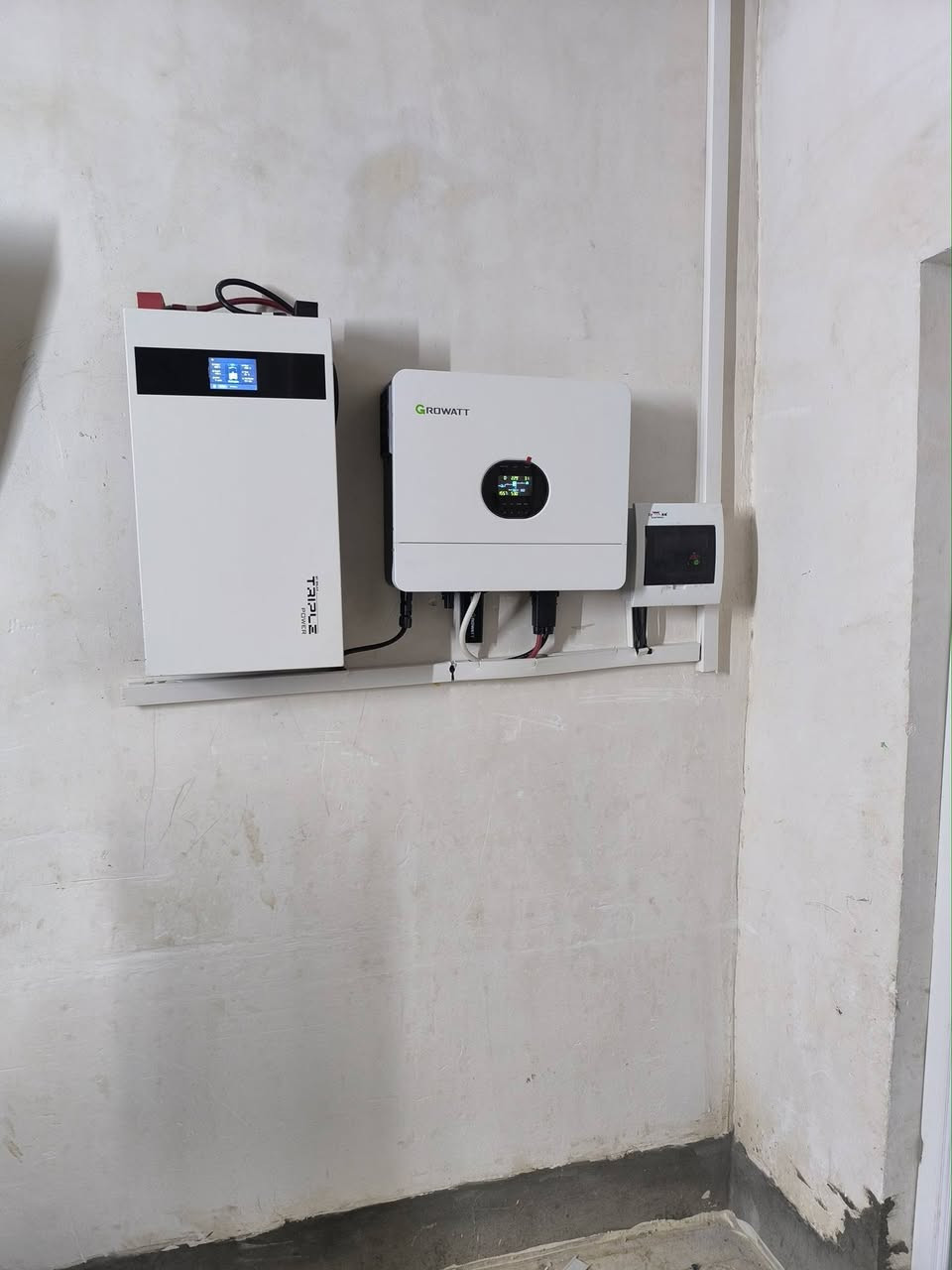 تم بحمد لله تجهيز منظومة تنتج 8 امبير نهاري و 4 امبير ليلي قابلة للتطوير إلى 24 امبير
مكونات المنظومة انفيرتر 6 كيلو گرواط ضمان سنتين 
بطارية سولكس 5 كيلو ضمان 5 سنوات
4 الواح فلاديليفيا 620 واط ضمان 15 سنة
للتواصل و الاستفسار زوروا مكتبنا العباسي الشارع العام مدخل الشلالة محلات ضرغام الصكر 
او الاتصال 
***********
***********
